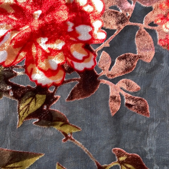 mwah top with velvet roses - Picture 3 of 3